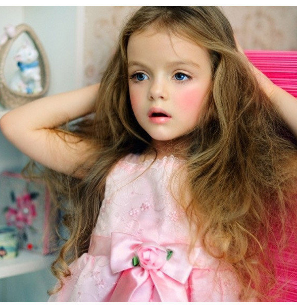 俄罗斯4岁模特写真真人版可爱洋娃娃图