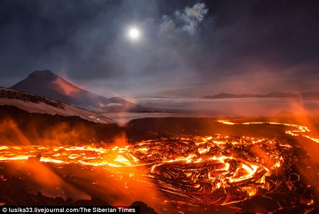 探寻摄影师捕捉火山 喷发壮观画面【组图】