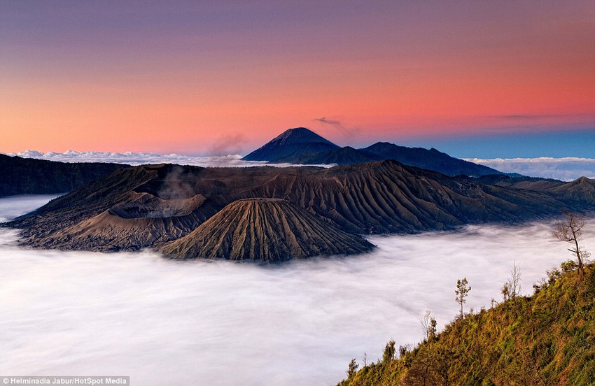 很多来此的游客采用传统方式登上火山或者驾驶吉普车在景点内游览