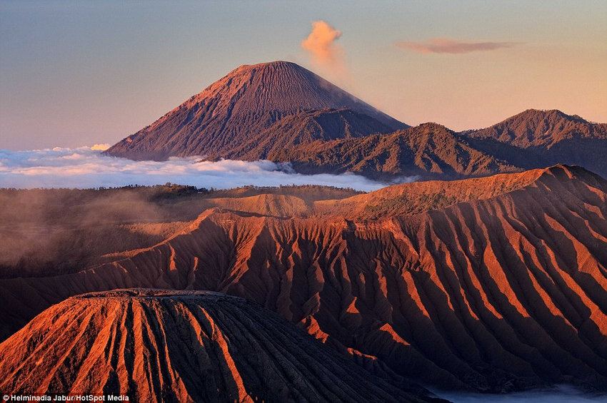 絕美印尼火山爆發瞬間猩紅色煙霧圖