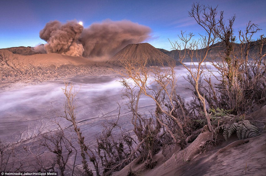 绝美印尼火山爆发瞬间猩红色烟雾图