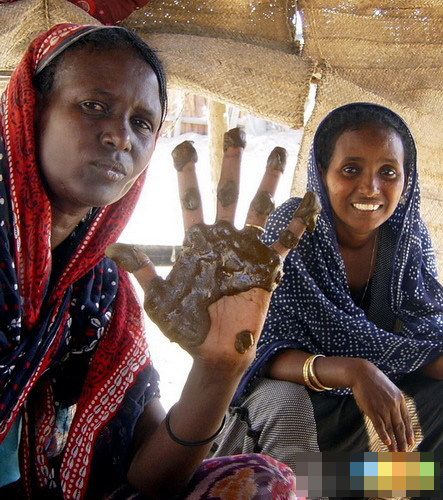 东非女人用散沫花染红手用散沫花染红手,也是东非女人的一大装饰,就像