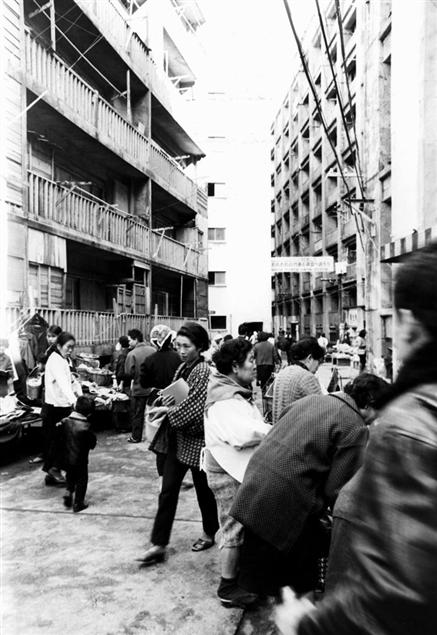 旧矿井遗留下来的废墟.军舰岛上木质的废旧公寓.