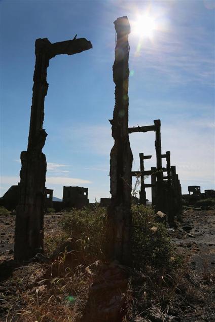 军舰岛上木质的废旧公寓.废墟公寓中残留的老式电视机和电风扇.