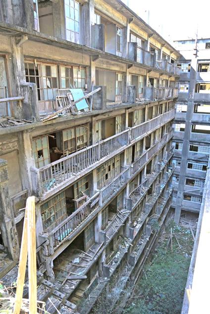 军舰岛上木质的废旧公寓.废墟公寓中残留的老式电视机和电风扇.