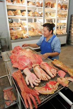 在秘鲁首都利马,商家将活生生的青蛙扔进榨汁机,辗成肉泥,供顾客饮用.