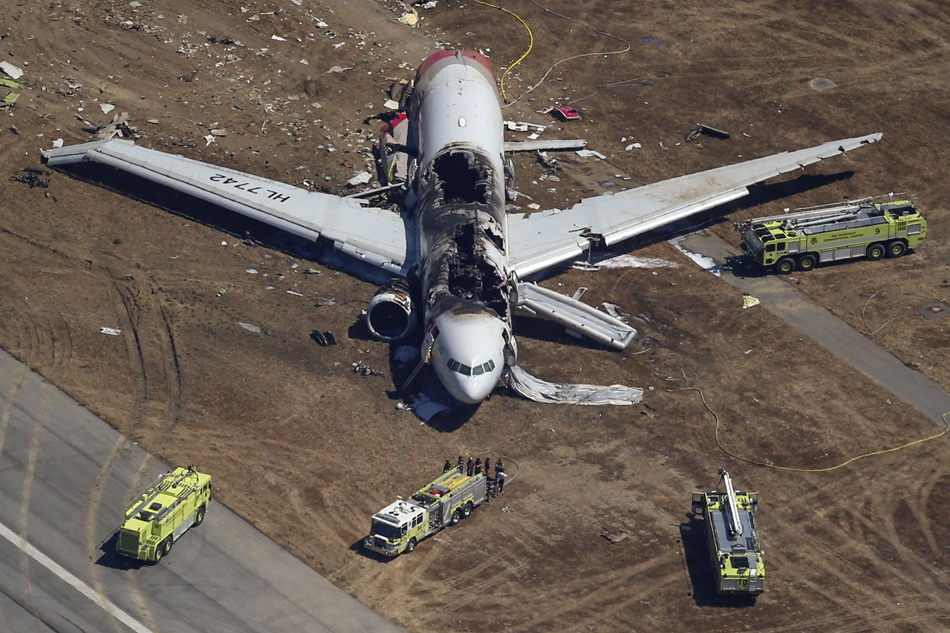 韩国韩亚航空公司的波音777客机6日在旧金山国际机场降落时坠毁并起火