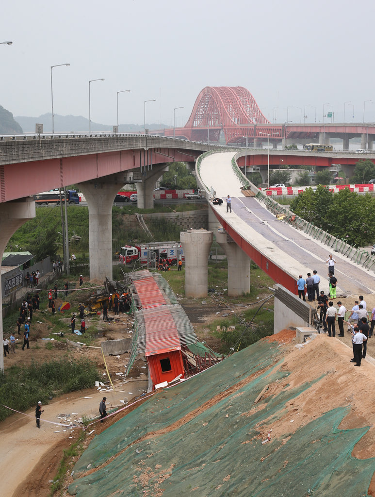 韩国首尔汉江傍花大桥坍塌
