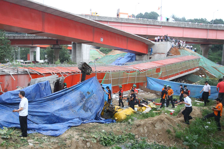 组图韩国首尔傍花大桥发生事故现场