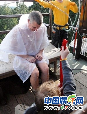 加拿大裸体蹦极情侣亲密接触挑战极限图