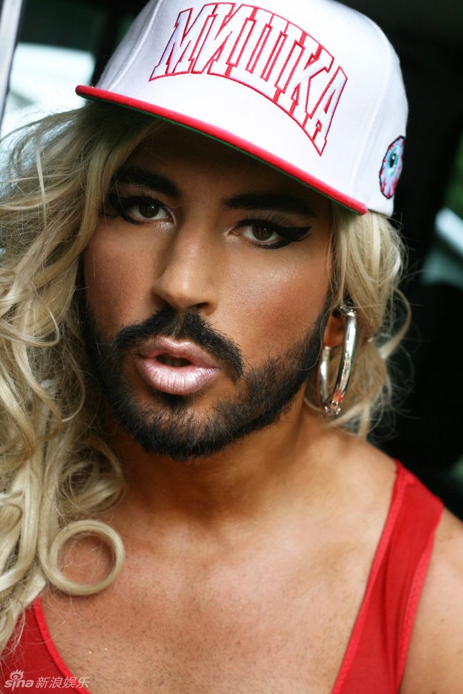 获封"粉红金刚"引吐槽近日,俄罗斯男模petel因疯狂模仿美国饶舌女歌手