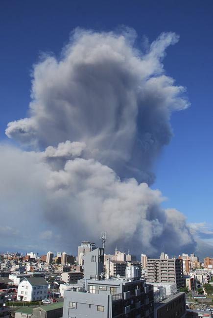 日本櫻島火山爆炸性噴發煙塵高達5000米