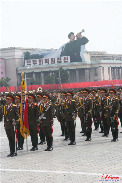 朝鲜国庆65周年阅兵女兵英姿飒爽图