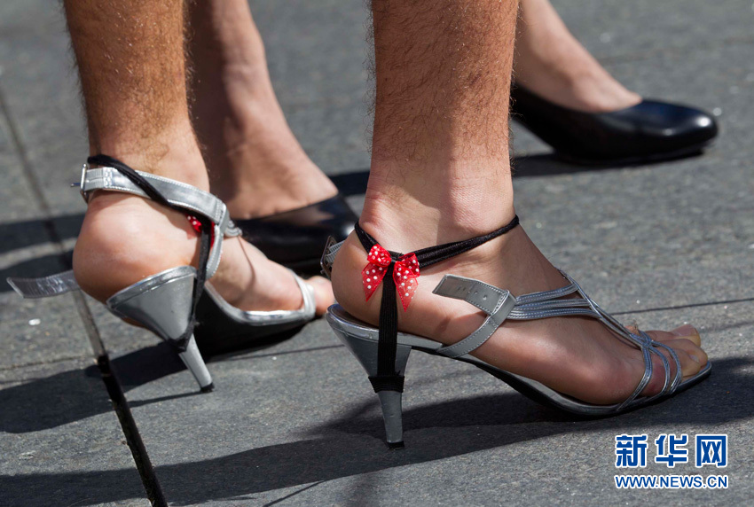加拿大举行高跟鞋体验步行活动400余名男性参加