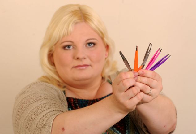 英女子患罕见病拔汗毛成瘾组图