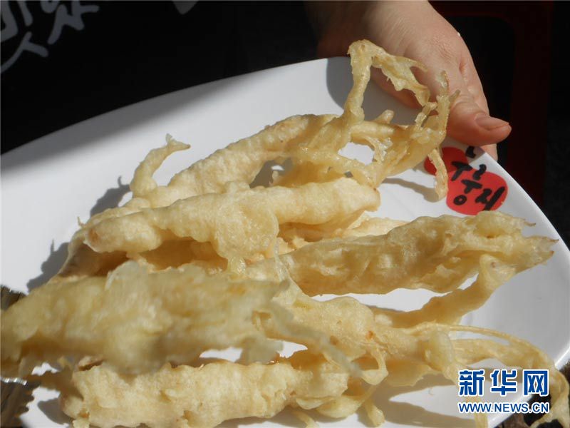 油炸人参挖人参活动是在庆典中孩子们最喜爱的项目之一人参选美人参