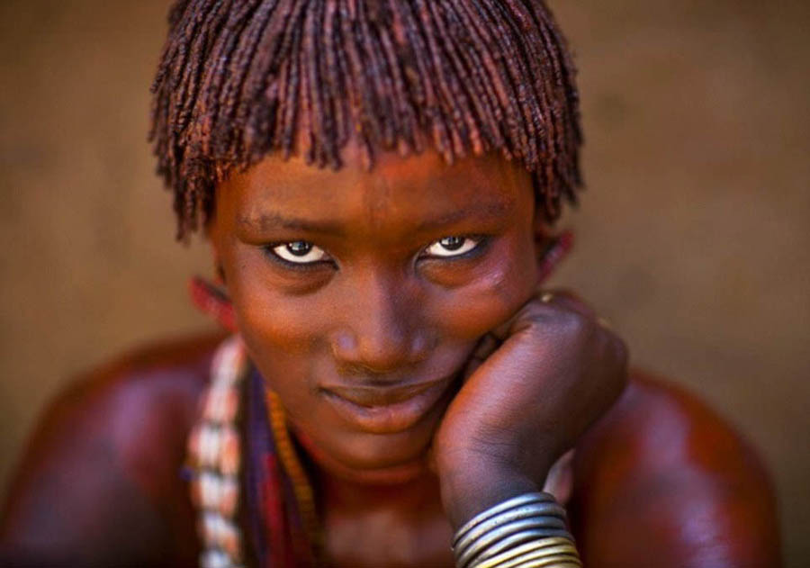 偏远的奥莫河流域,拍摄下神秘的哈马尔族部落里女子们特殊的传统风俗