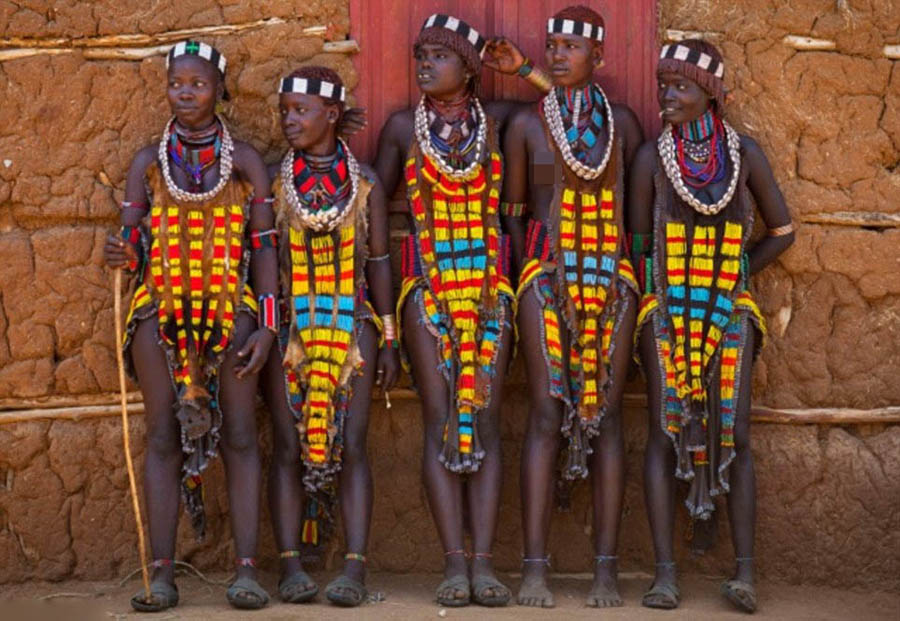 偏远的奥莫河流域,拍摄下神秘的哈马尔族部落里女子们特殊的传统风俗