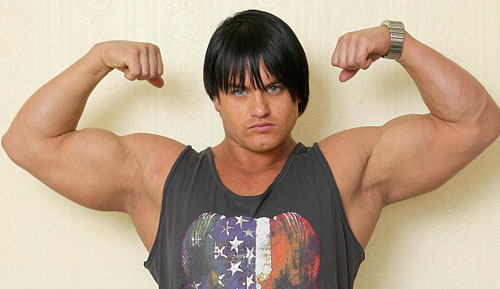 英一28岁女子滥用药物变身施瓦辛格组图