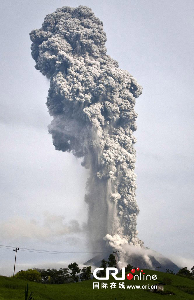 印尼锡纳朋火山两日爆发8次上万人逃离