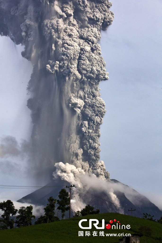 印尼锡纳朋火山两日爆发8次上万人逃离