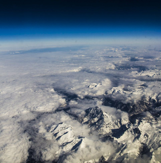 摄影师万米高空俯拍阿尔卑斯山壮景