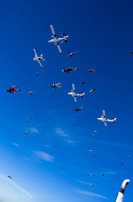 65名女子5000米高空垂直跳伞创纪录图