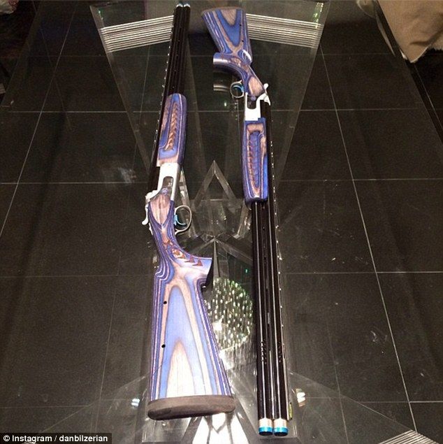 这张照片,他说买这两把双筒枪是为了打猎用.