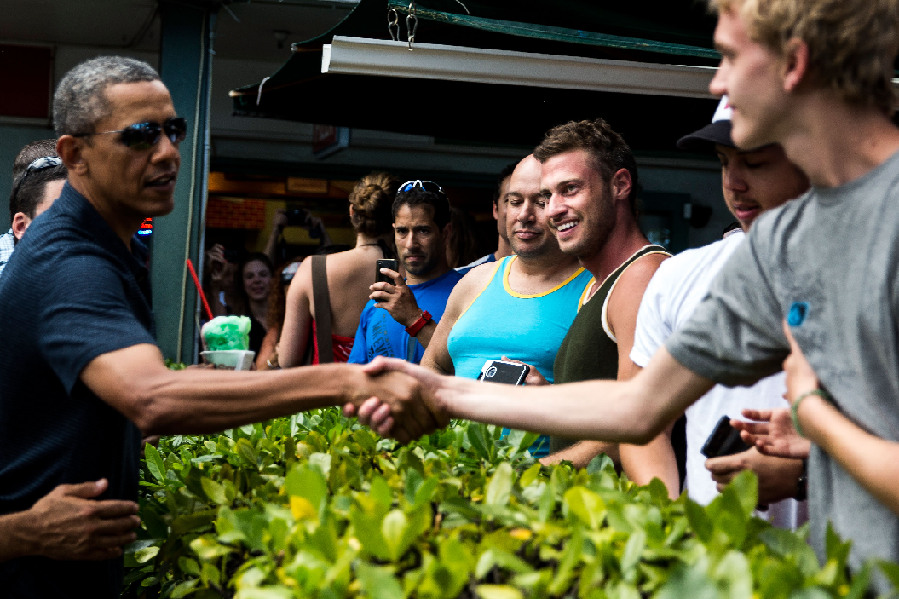 奥巴马夏威夷度假买刨冰民众围观拍照