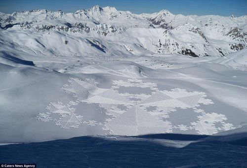 艺术家雪地步行用脚印拼成巨幅美丽图案组图