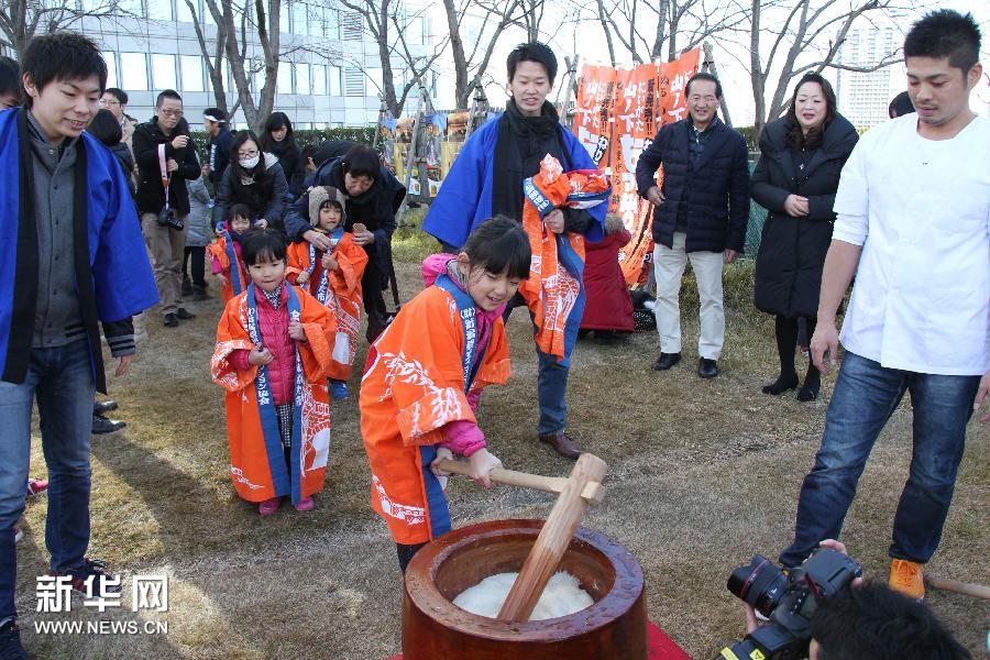 日本东京六本木新城的一个屋顶庭园11日中午举办传统的捣年糕活动,共