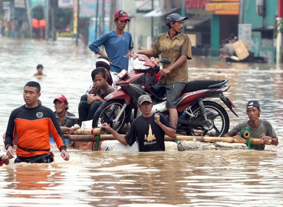 印尼雅加达遭洪水淹没5000人被迫迁离图