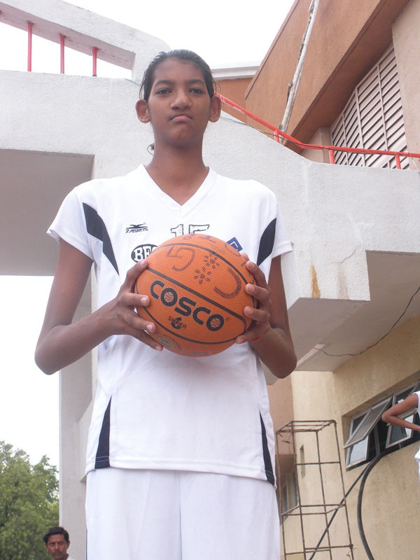 世界第一身高女篮运动员18岁身高2米11与阿联相当