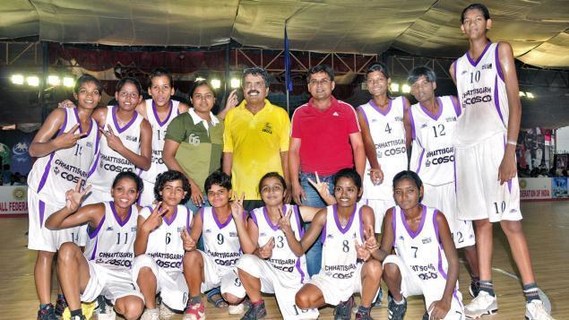 世界第一身高女篮运动员18岁身高2米11与阿联相当