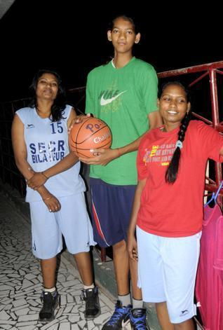 世界第一身高女篮运动员18岁身高2米11与阿联相当