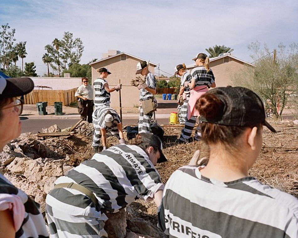 揭秘美国女子重囚监狱:手铐脚镣加身
