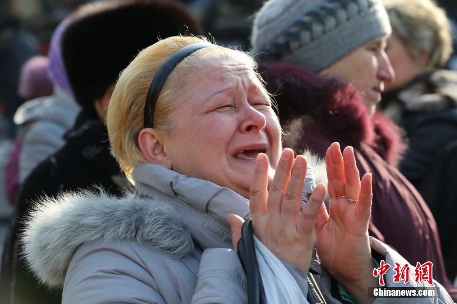 2月24日,一位乌克兰母亲在基辅独立广场上为死难者哭泣.