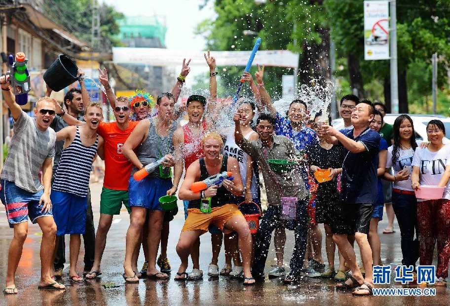 老挝迎来泼水节 举国狂欢上演"泼水大战"