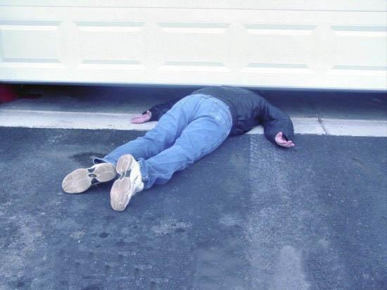 男子辞工程师工作扮死人为生日赚1500美元