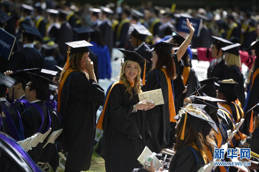 毕业季美国纽约大学举行2014届毕业典礼现场图