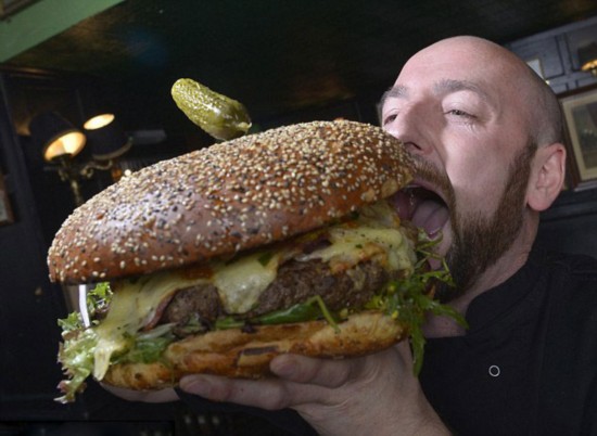 英酒吧推出巨型汉堡顾客吃完可免费图