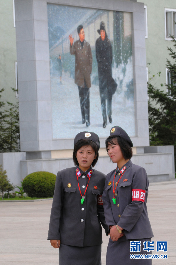 朝鲜人的爱情与友情主体思想塔下亲吻