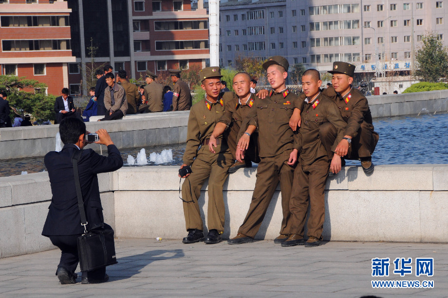 朝鲜人的爱情与友情主体思想塔下亲吻