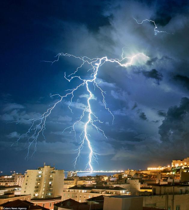 撒丁岛空中现蘑菇状雷雨云 如同核爆炸