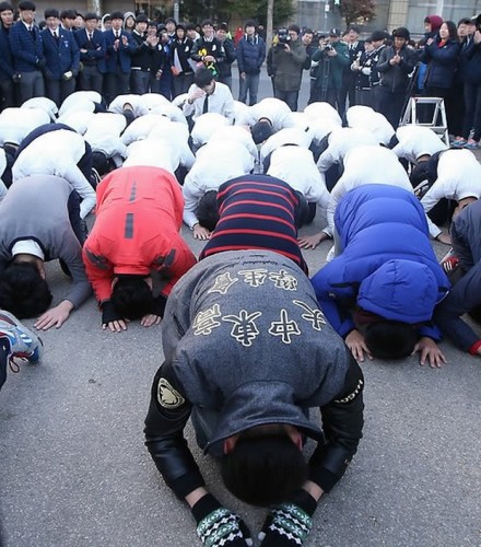 韩国高考第一天学弟学妹下跪祈祷学长考高分