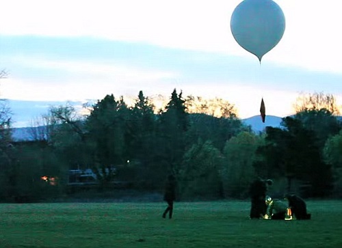 男子设计“太空求婚”感动女友抱得美人归（图）