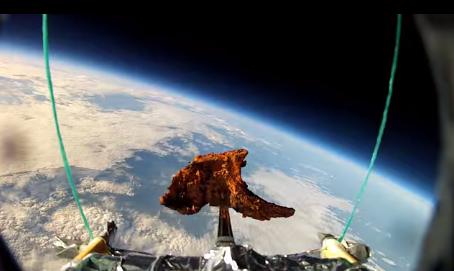 英国年轻人送羊排上太空拍摄美食太空之旅（图）