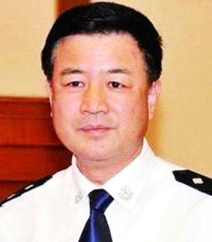 王小洪，汉族，1957年7月生，福建福州人，1974年7月参加工作，1982年12月加入中国共产党，本科学历。