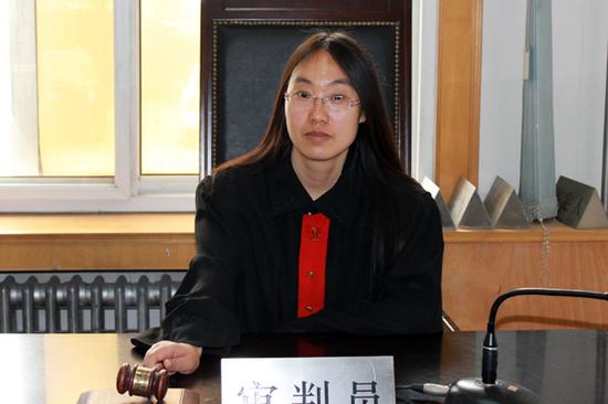 最高法官员系黑领带哀悼被枪杀法官图