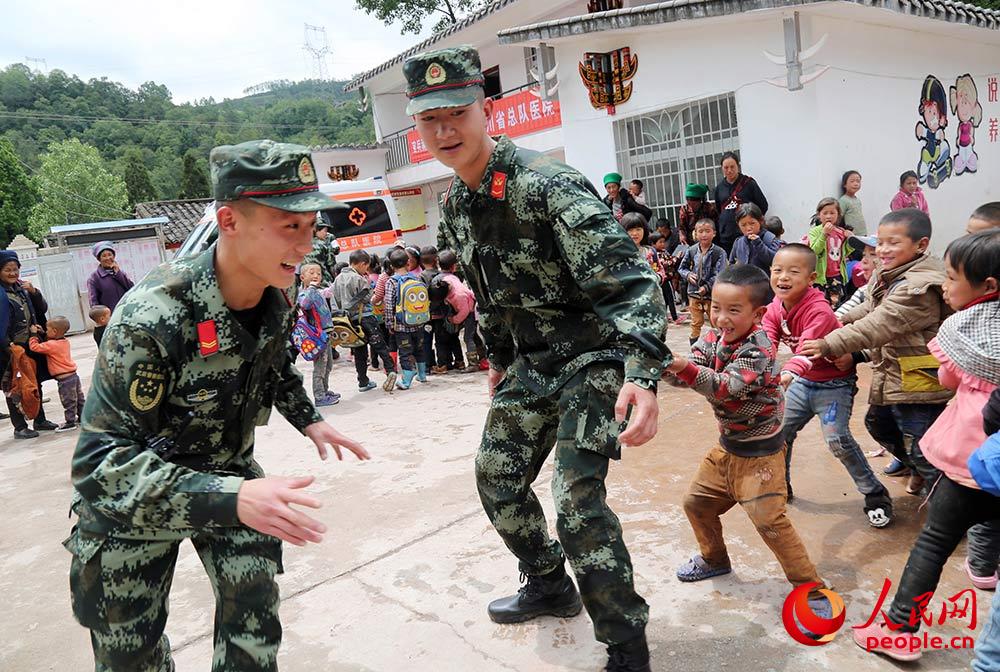 官兵与孩子们一起做游戏。